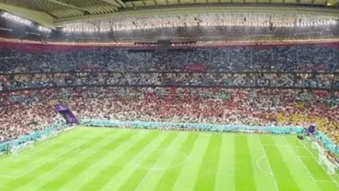 阿根廷教头故里泪洒奖杯前，激情高举世界杯！
